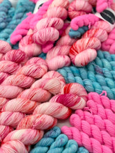 Indlæs billede til gallerivisning Sock-set of June: Mauve Stinger