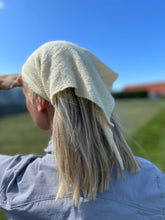 Load image into Gallery viewer, Buttercup Scarf (eng)