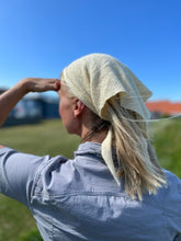 Load image into Gallery viewer, Buttercup Scarf (eng)