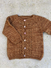 Indlæs billede til gallerivisning Sandcastle Baby Cardigan (ENG)