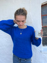 Indlæs billede til gallerivisning True Blue Sweater (English)