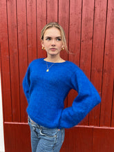 Indlæs billede til gallerivisning True Blue Sweater (English)