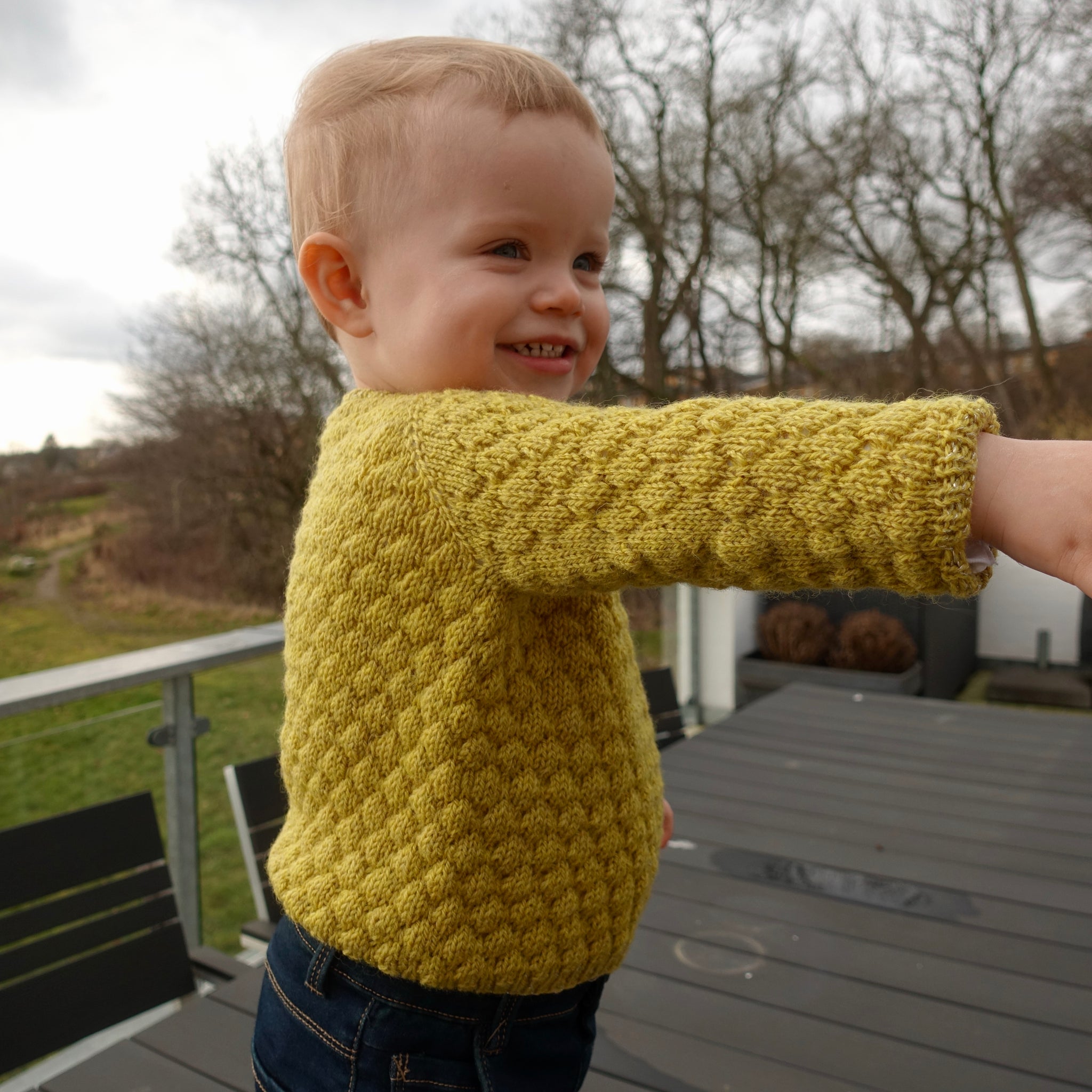 Mini Bubble Sweater, bubble sweater, til børn, minibobler, børnestrik, opskrifter til børn – CamijoKnit